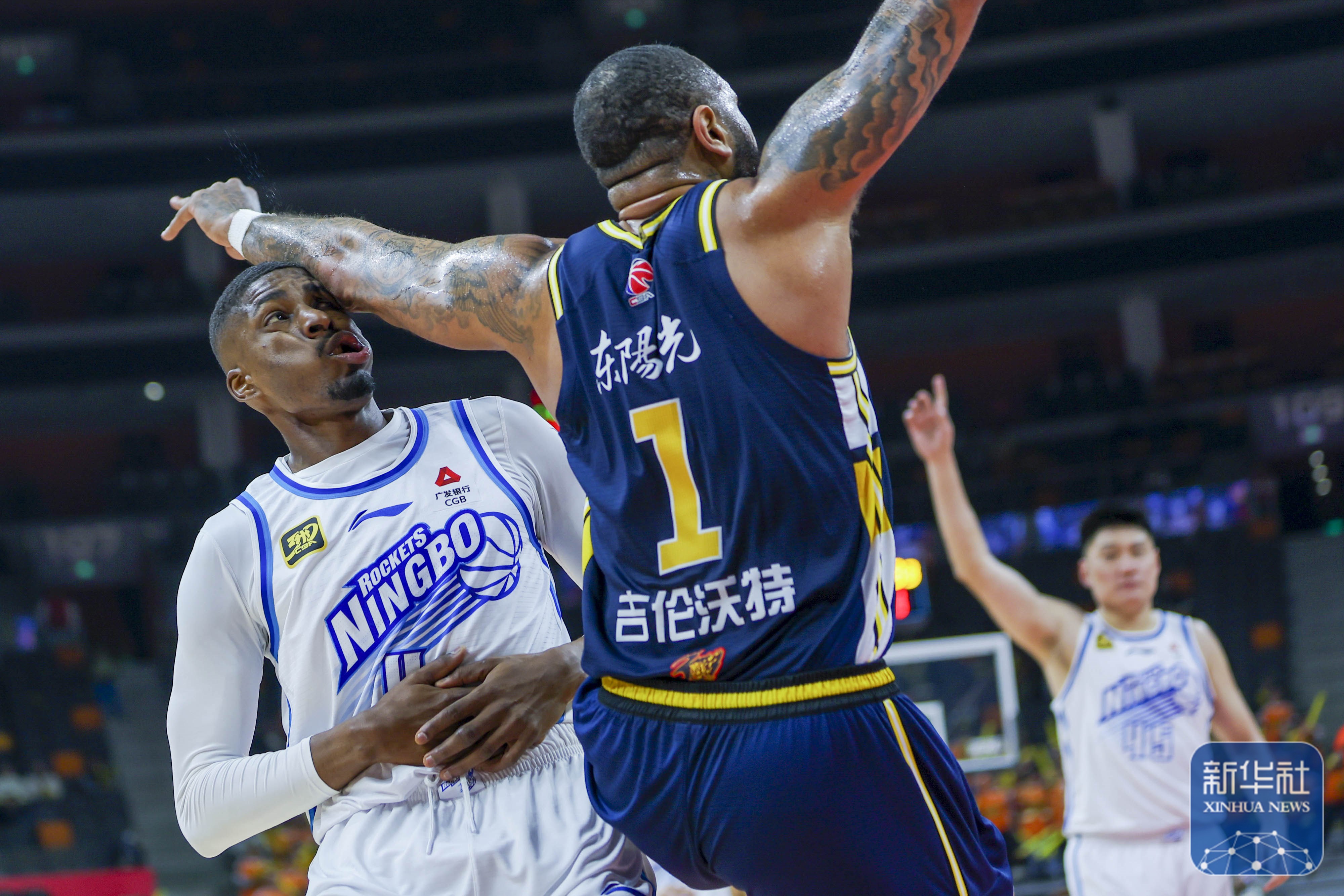 太阳险胜广东队，约基奇关键制胜