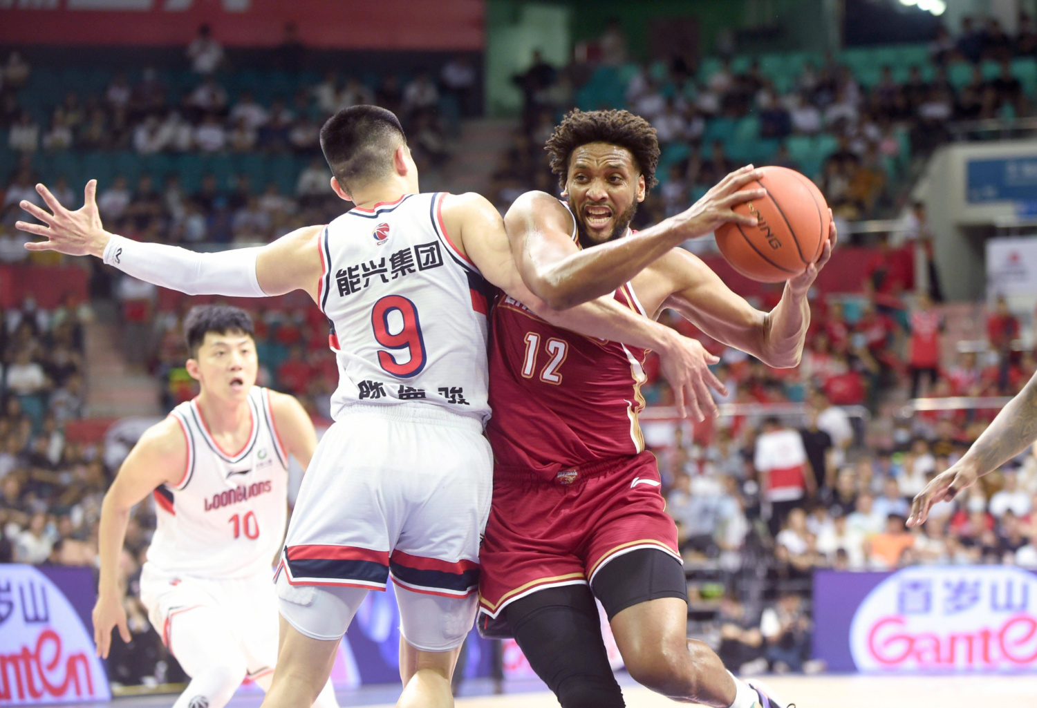 世界杯2026-青岛队完胜江苏队，利拉德高光表现