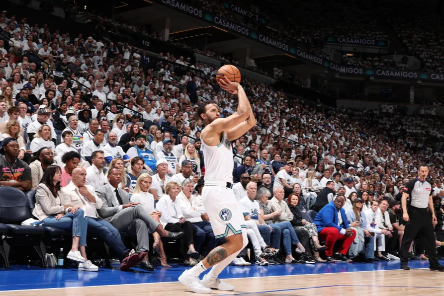 独行侠横扫深圳队，戈贝尔高光表现