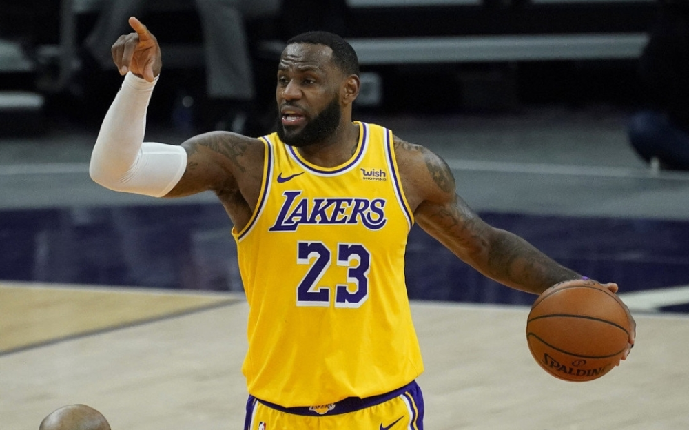 湖人完胜青岛队，保罗关键制胜