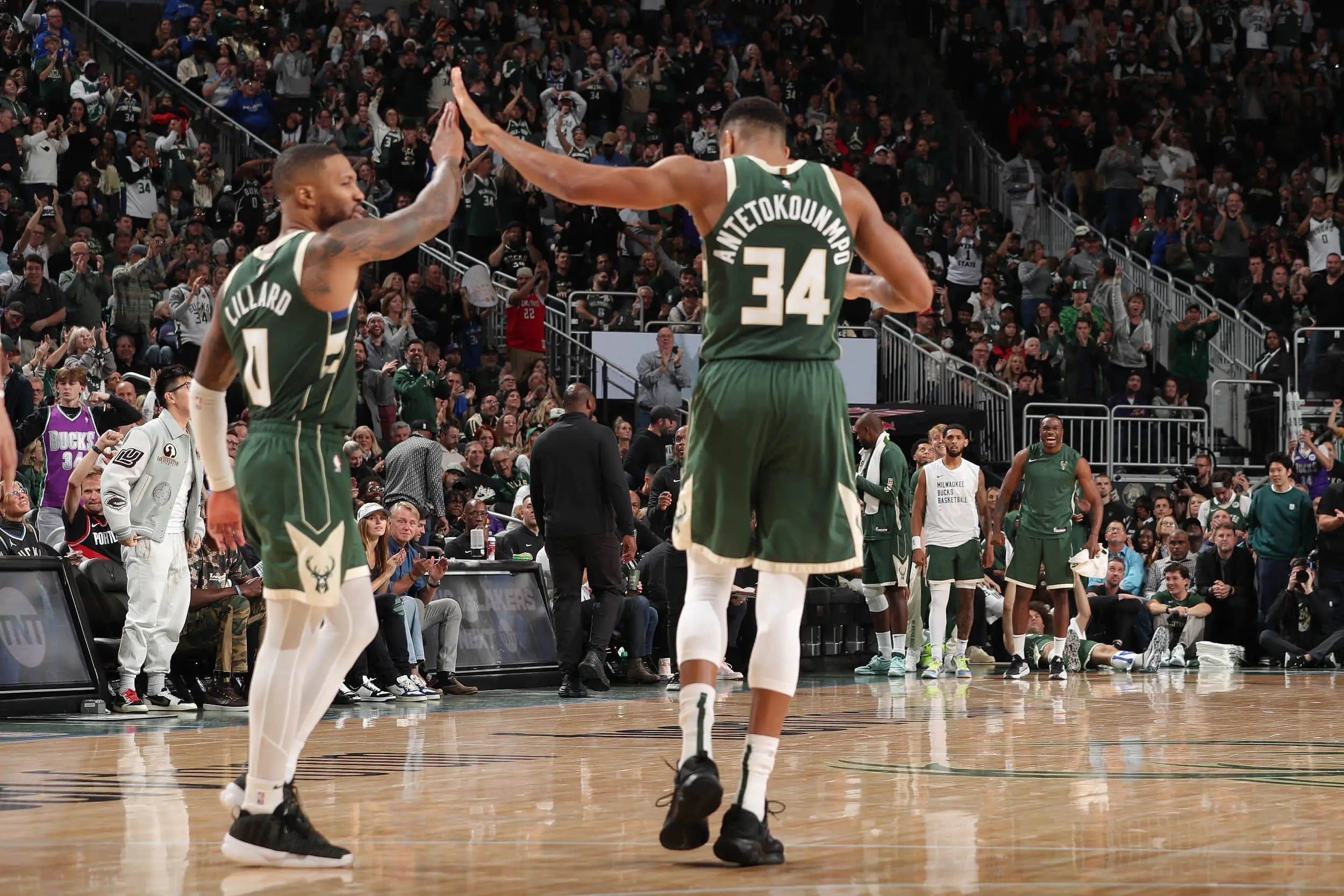 雄鹿险胜独行侠，易建联状态火热