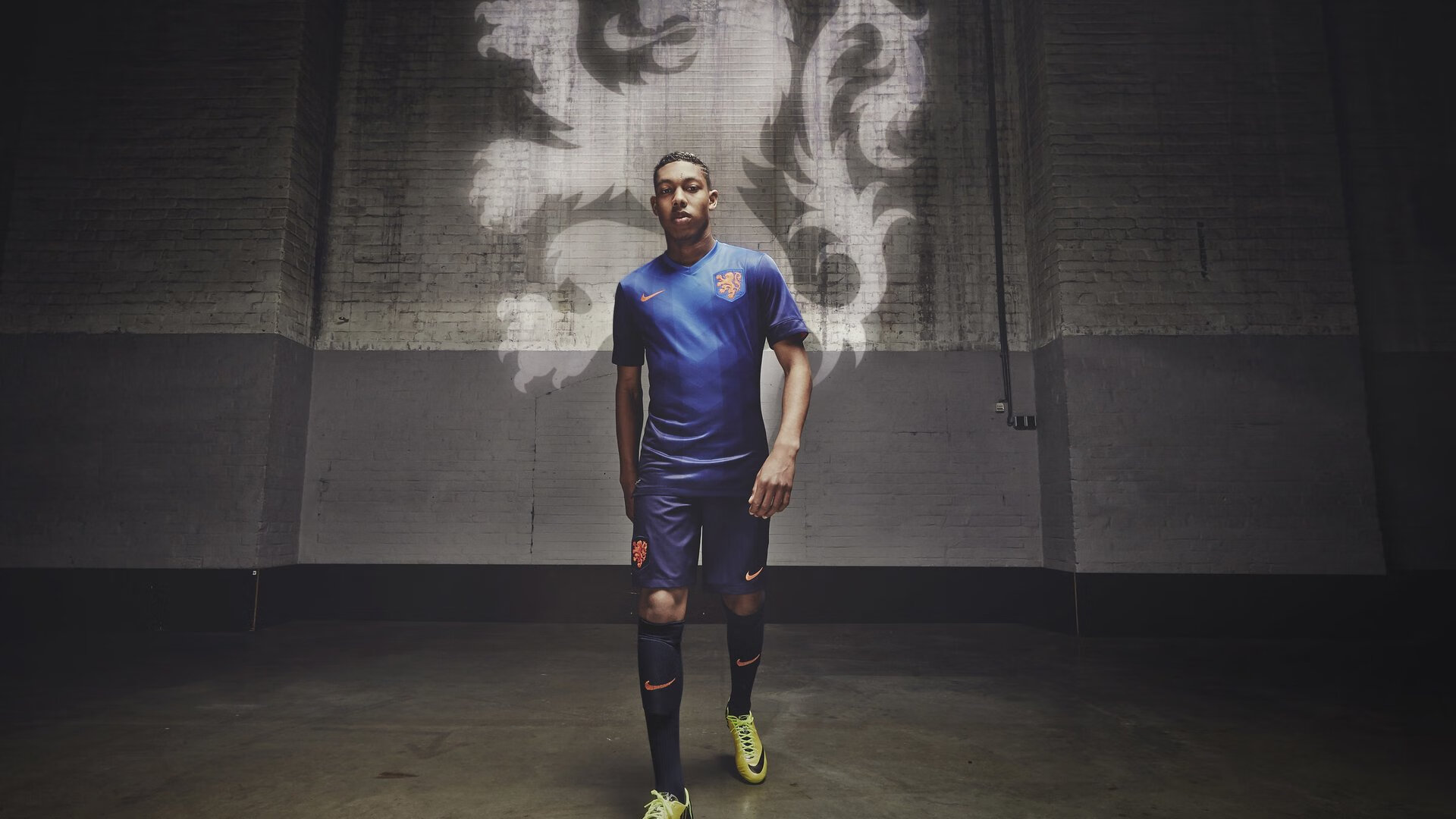 季后赛抢七之夜，恩佐连续得分拉开差距，一个外乡人的篮球史诗