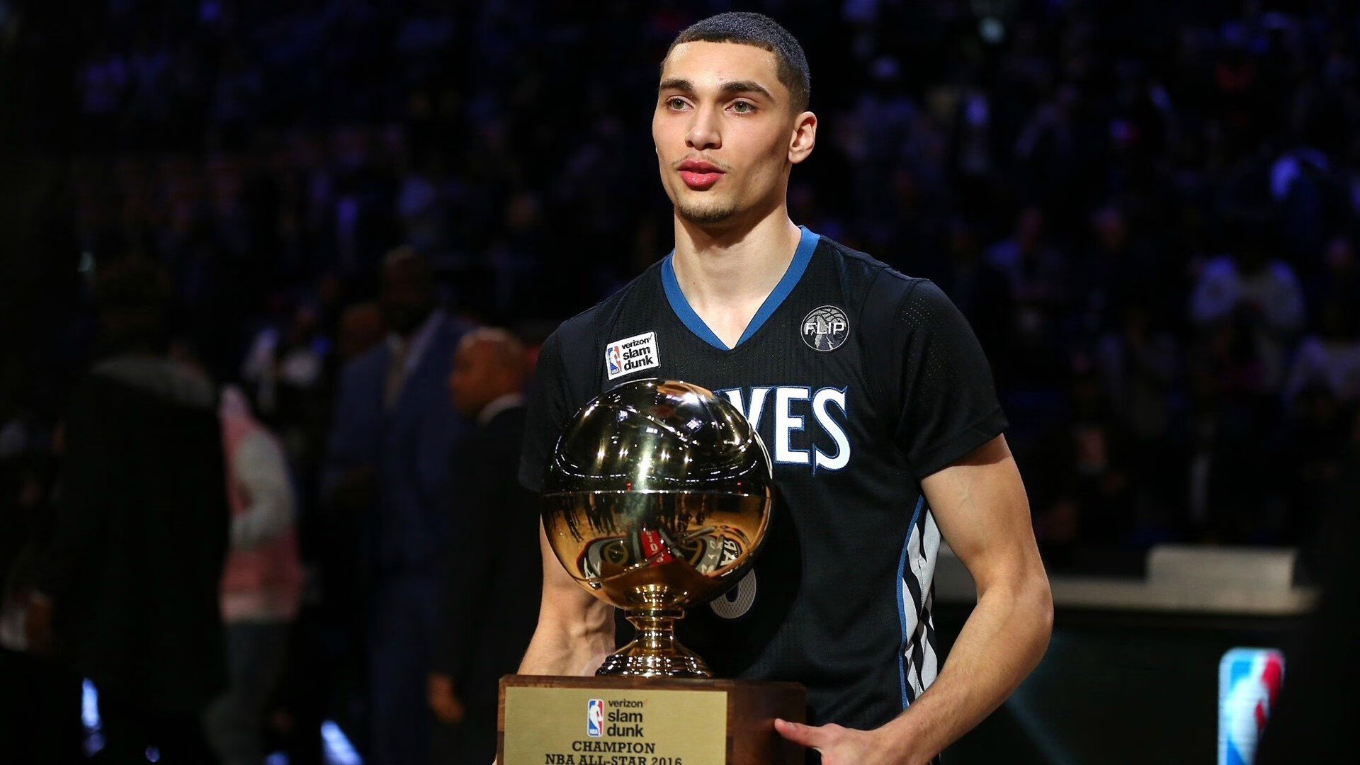 黄蜂粉碎深圳队，浓眉在德甲争冠战接管比赛，当东方铁壁遇上西方巨塔